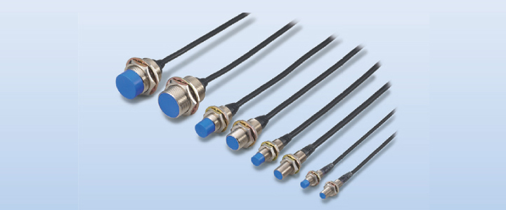 獨立的KEYENCE接近傳感器，高靈敏度和長距離接近傳感器。出色的緊固強度：傳感器外殼厚實堅固。傳感器牢固擰緊，以防止因振動或沖擊引起的松動。靈活的關節：電纜通過高靈活接頭連接到傳感器頭，可以彎曲成90度角，同時仍然可以防止電纜斷線。