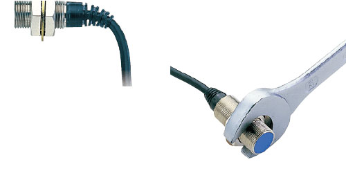 獨立的KEYENCE接近傳感器，高靈敏度和長距離接近傳感器。出色的緊固強度：傳感器外殼厚實堅固。傳感器牢固擰緊，以防止因振動或沖擊引起的松動。靈活的關節：電纜通過高靈活接頭連接到傳感器頭，可以彎曲成90度角，同時仍然可以防止電纜斷線。