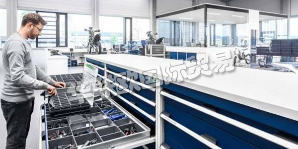 BOTT集團公司在三個歐洲地區開發和生產車輛設備，操作設備和工作站系統。憑借其產品，bott為全球工業和貿易客戶提供服務。他們在生產，服務和裝配方面的高效工作是這里的重點。