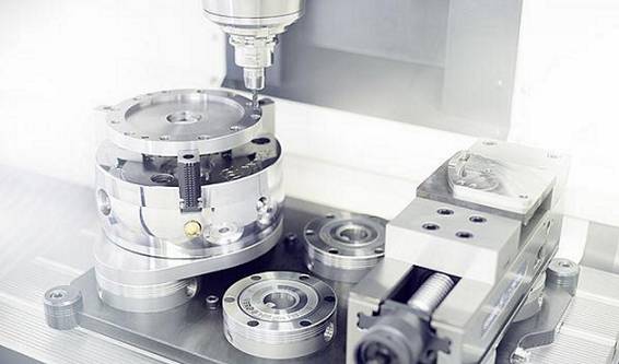 SCHUNK刀具夾持系統對機加工行業產生了前所未有的革命性影響。?模塊化夾持系統借鑒其優勢，它的作用遠不止于一個參考基準，還提供了包括定位、夾持以及接口通用等功能。這種夾持原理如今被認為是提高生產效率的最有效的方法之一，廣泛適用于從小型零件到大型零件，從粗加工到裝配應用的各種工藝。作為這一技術的先驅以及夾持技術和抓取系統的領導者，SCHUNK始終致力于開發新的應用領域，并在它的模塊化系統中新增了適用于直接夾持工件以及微小型零件的專業標準模塊。