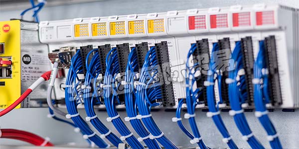 德國FUTRONIC主要產(chǎn)品：FUTRONIC控制器、伺服驅(qū)動器等。FUTRONIC是玻璃制造行業(yè)機器和設(shè)備制造商的復(fù)雜自動化解決方案的全球領(lǐng)先供應(yīng)商之一。此外，他們憑借為工業(yè)自動化和其他行業(yè)領(lǐng)域的供應(yīng)商和制造商提供的創(chuàng)新產(chǎn)品和服務(wù)，為自己贏得了名聲。