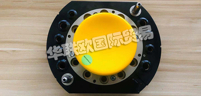 二、SCHUNK氣動快換系統基本介紹如下:產品系列的常規說明 1.惡劣環境條件下請注意:在惡劣環境條件(例如:冷卻液區域、鑄造和研磨粉塵)下使用可能大大縮短裝置的使用壽命,我公司將不承擔任何保修責任。但是,大部分情況下,我們可以找到解決方案。如需幫助,請聯系我們。 2.搬運重量是連接到法蘭的總荷載重量。設計時,應注意允許的力和力矩。請注意,超過建議的搬運重量會縮短使用壽命。