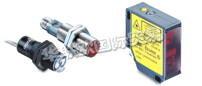 堡盟漫反射式傳感器強(qiáng)度差別檢測(cè)型的發(fā)射器和接收器位于同一個(gè)外殼內(nèi)。光源射出的紅外線、紅光或激光直接被目標(biāo)物反射回到傳感器上。如果目標(biāo)物反射的光線足夠充足,接收光將觸發(fā)傳感器的開關(guān)動(dòng)作。照射到目標(biāo)物上的光線基本上都發(fā)生漫反射,并沿各個(gè)方向反射。接收器只接收到這些光線的很小一部分。如果目標(biāo)物反射的光線足夠充足,接收光將觸發(fā)傳感器的開關(guān)動(dòng)作。由于傳感器是根據(jù)來(lái)自材料的反射光而工作,所以表面特性、顏色和光澤度對(duì)于檢測(cè)距離的影響極大。