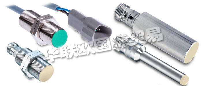 堡盟電感式接近開關(guān)屬于非接觸式電子傳感器。電感式傳感器能識(shí)別所有導(dǎo)電金屬目標(biāo)物。振蕩器產(chǎn)生一個(gè)高頻電磁場(chǎng),電磁場(chǎng)從開關(guān)的感應(yīng)面發(fā)出。當(dāng)導(dǎo)電金屬物體進(jìn)入此電磁場(chǎng)時(shí),金屬內(nèi)部會(huì)感生渦流,使振蕩幅值發(fā)生變化,從而使振蕩器輸出的電壓發(fā)生變化,進(jìn)而導(dǎo)致觸發(fā)器的狀態(tài)變化并改變輸出狀態(tài)。